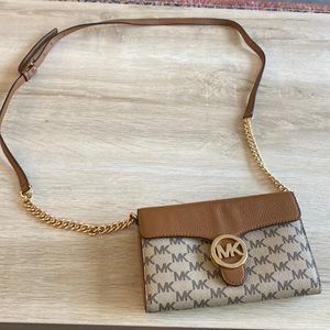 MICHAEL KORS CROSS BODY BAG!
